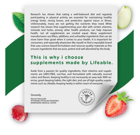Gummies de sureau Lifeable dans une main avec un fond flou