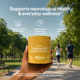 Gummies de Vitamine B2 kindnature, prise d'une gummy avec des mains