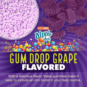 Gummies Dippin' Dots au fer dans une main, avec une bouteille en arrière-plan