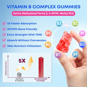 Gummies Flyrocer sur une table avec un verre d'eau