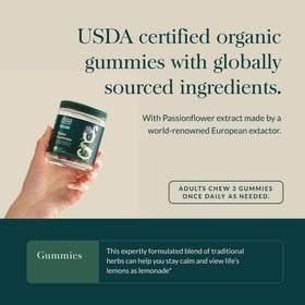 Gummies Gaia Herbs sur une table en bois, éclairage naturel