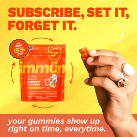 Gummies Grüns daily wellnessé avec un gummy sur une table