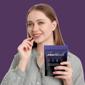 Gummies Kava Kava unmute avec une main tenant un bonbon