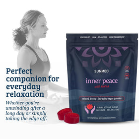 Gummies Kava SUNMED avec une main tenant un gummy