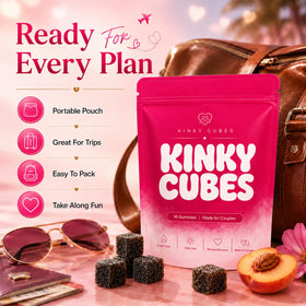 Gummies KINKY CUBES sur une table avec des fruits