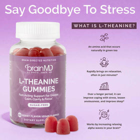 Gummies L-Theanine BrainMD avec une main tenant une gomme