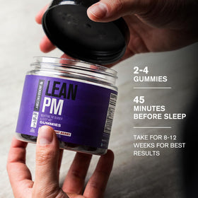 Gummies Lean PM Jacked Factory avec une main tenant une gomme