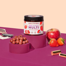 Gummies Llama Naturals Multivitamines, prise en main avec une main