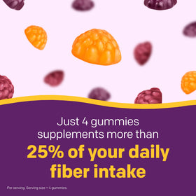 Gummies MiraFIBER de MiraLAX, mise en scène sur une table avec des fruits