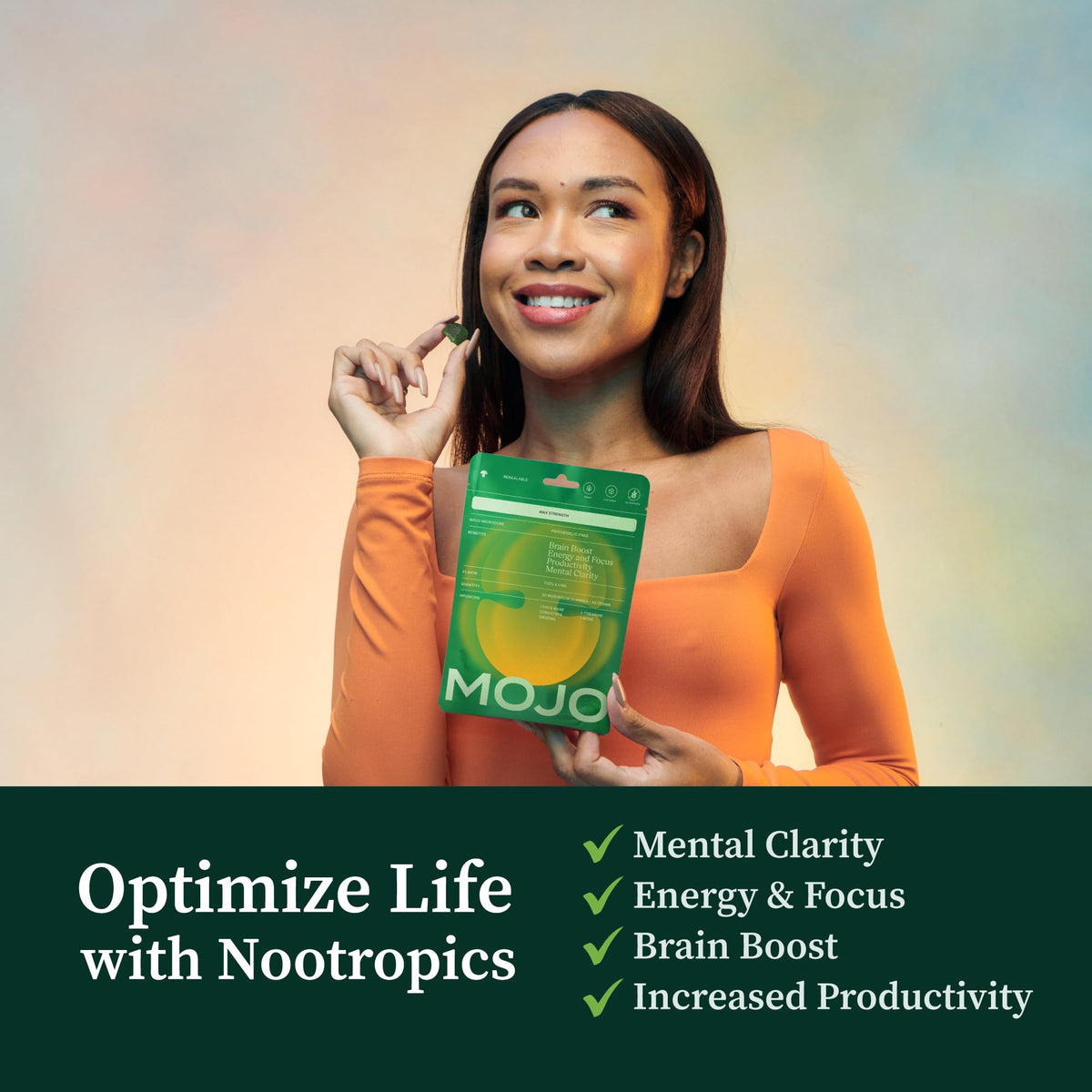 Gummies Mojo Focus Extra Fort dans une main avec un fond de bureau