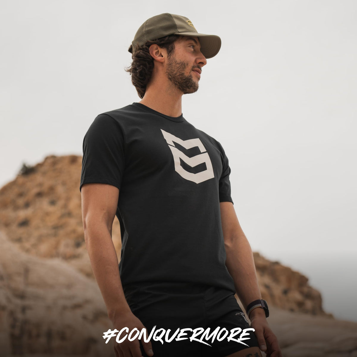 Gummies MTN OPS avec fruits mélangés, en arrière-plan naturel