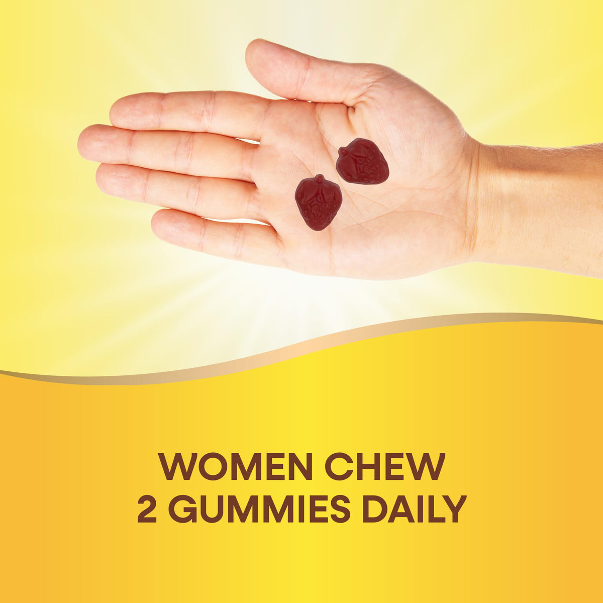 Gummies multivitamines Nature's Way dans une main féminine