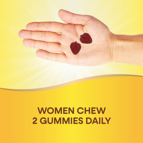 Gummies multivitamines Nature's Way dans une main féminine