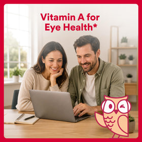 Gummies multivitamines SmartyPants dans une main avec des fruits en arrière-plan