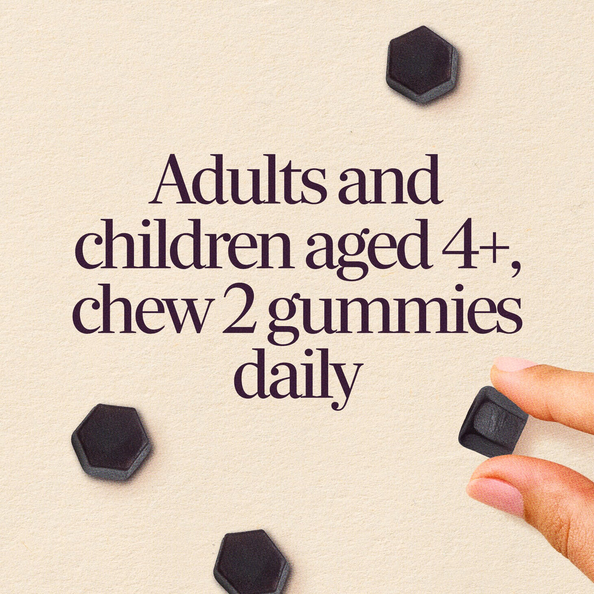 Gummies Nature's Way avec des ingrédients naturels en arrière-plan