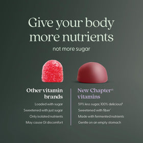 Gummies New Chapter sur une table en bois avec des fruits frais en arrière-plan