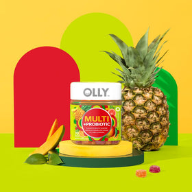 Gummies OLLY Multi + Probiotic dans une main, en train d'être prises