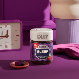 Gummies OLLY Sommeil sur une assiette avec des fruits
