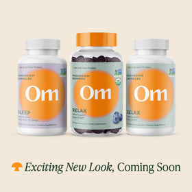 Gummies OM MUSHROOM SUPERFOOD sur une surface en bois
