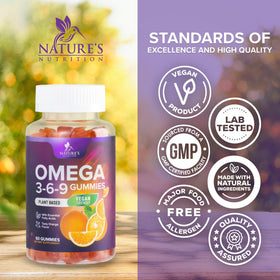 Gummies Omega 3 6 9 Nature's Nutrition avec une main tenant deux gummies