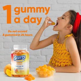 Gummies Omega 3 SCOTT'S EMULSION avec une main d'enfant