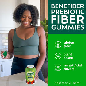 Gummies prébiotiques Benefiber avec des fruits frais en arrière-plan
