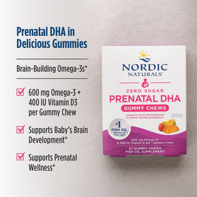 Gummies prénatales Nordic Naturals, prise en main avec une gomme