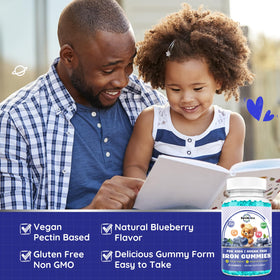 Gummies ReviNutra saveur myrtille dans une main d'enfant
