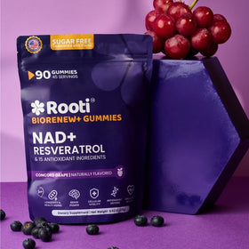 Gummies ROOTI sur une table avec des fruits exotiques
