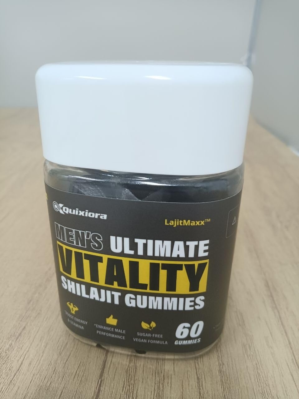 Gummies Shilajit Quixiora avec une main tenant un gummy