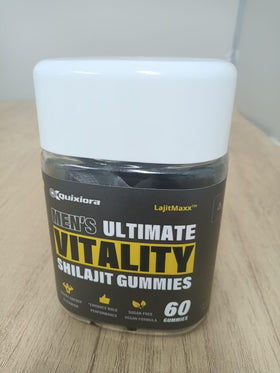 Gummies Shilajit Quixiora avec une main tenant un gummy