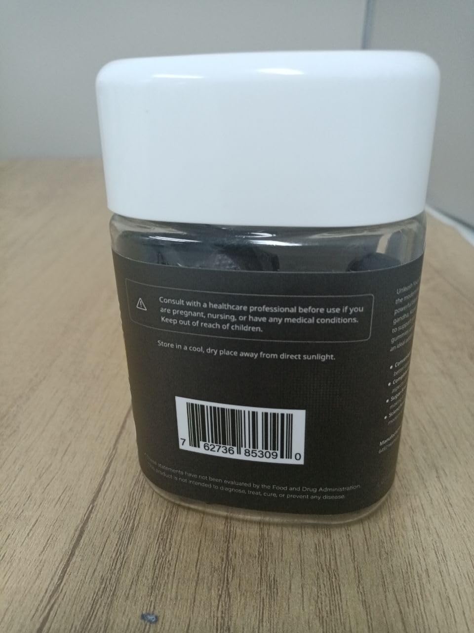 Gummies Shilajit Quixiora sur une table avec des accessoires de santé