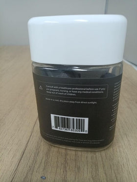 Gummies Shilajit Quixiora sur une table avec des accessoires de santé