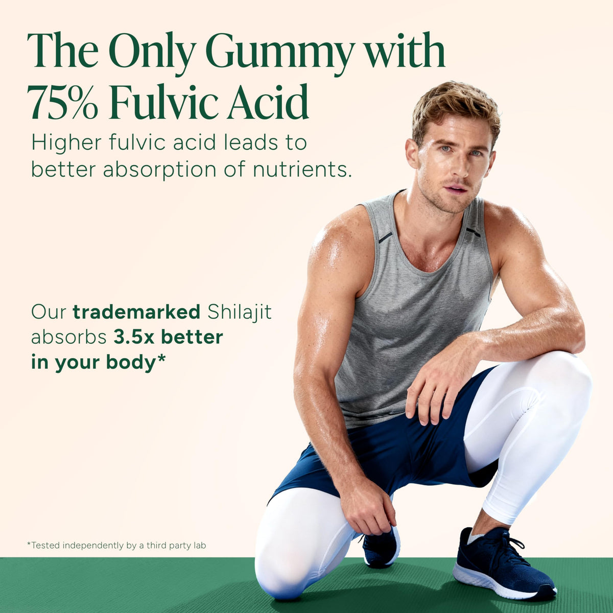 Gummies Shilajit ROOT LABS sur une table avec un verre d'eau