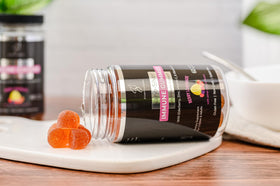 Gummies SilverCeuticals avec un fond de fruits et légumes