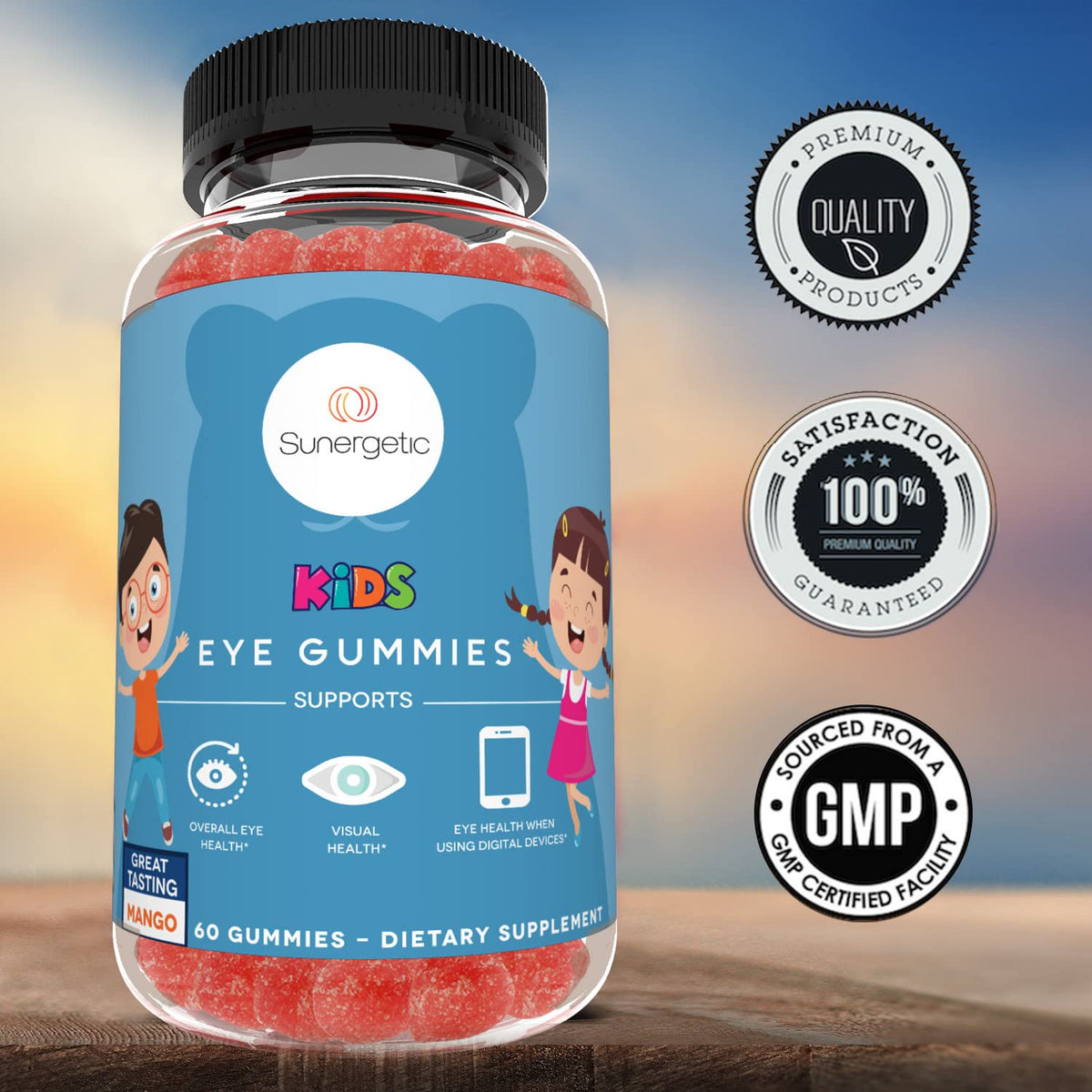 Gummies Sunergetic avec un enfant souriant les tenant