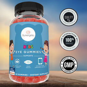 Gummies Sunergetic avec un enfant souriant les tenant