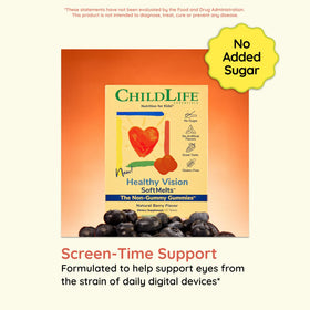 Gummies Vision Saine CHILDLIFE ESSENTIALS dans une main d'enfant