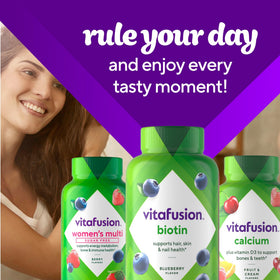 Gummies Vitafusion biotine sur un plateau avec fruits