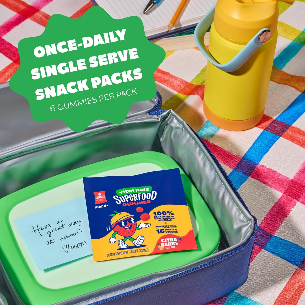 Gummies Vital Pals Superfood pour enfants, portion dans une main