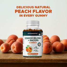 Gummies Vitamatic dans une main, vue rapprochée