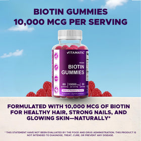 Gummies Vitamatic dans une main, vue rapprochée