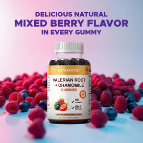 Gummies Vitamatic présentées sur une table avec des fruits rouges