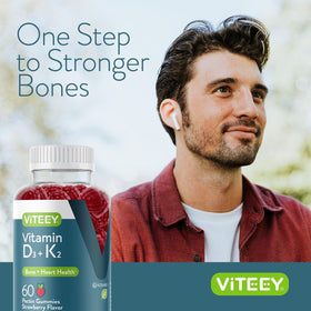 Gummies Viteey dans une main, prête à être consommée