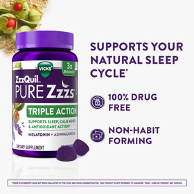 Gummies ZzzQuil dans une main avec un fond de nuit