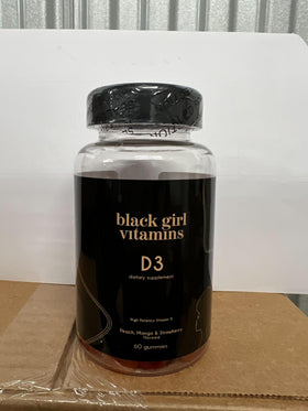 Gummy de vitamine D3 de Black Girl Vitamins, prise en main pour montrer la taille