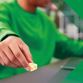 HALLS Bonbons au Citron Assortis, gouttes au citron en gros plan