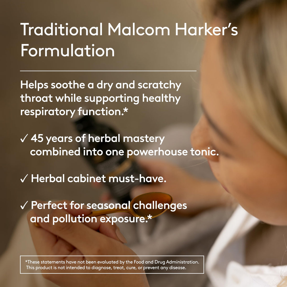 Harker Herbals tonic soutien respiratoire versé dans une cuillère