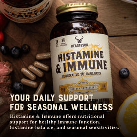 HEART & SOIL Complément Alimentaire Histamine avec capsules sur un fond naturel