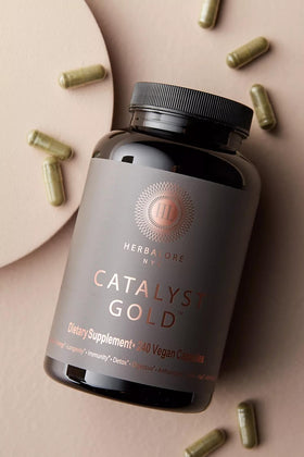 Herbalore Catalyst Gold capsules végétales ouvertes avec une main